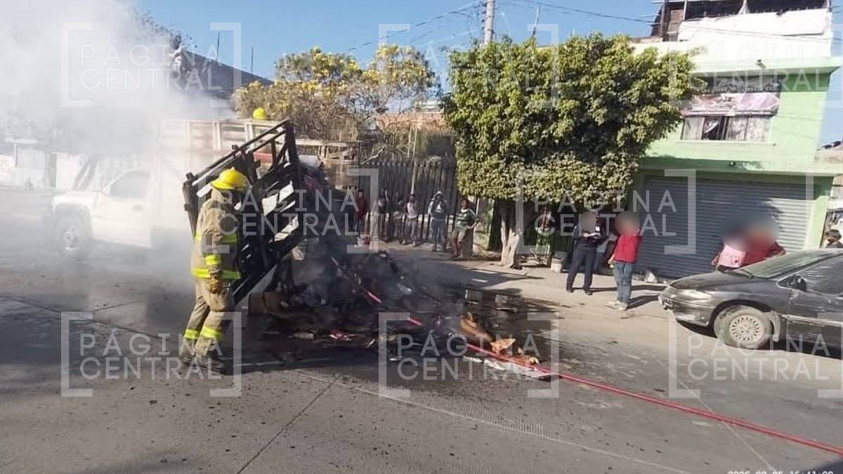 Se incendia camioneta con reciclables; intensa columna de humo invade Timoteo Lozano