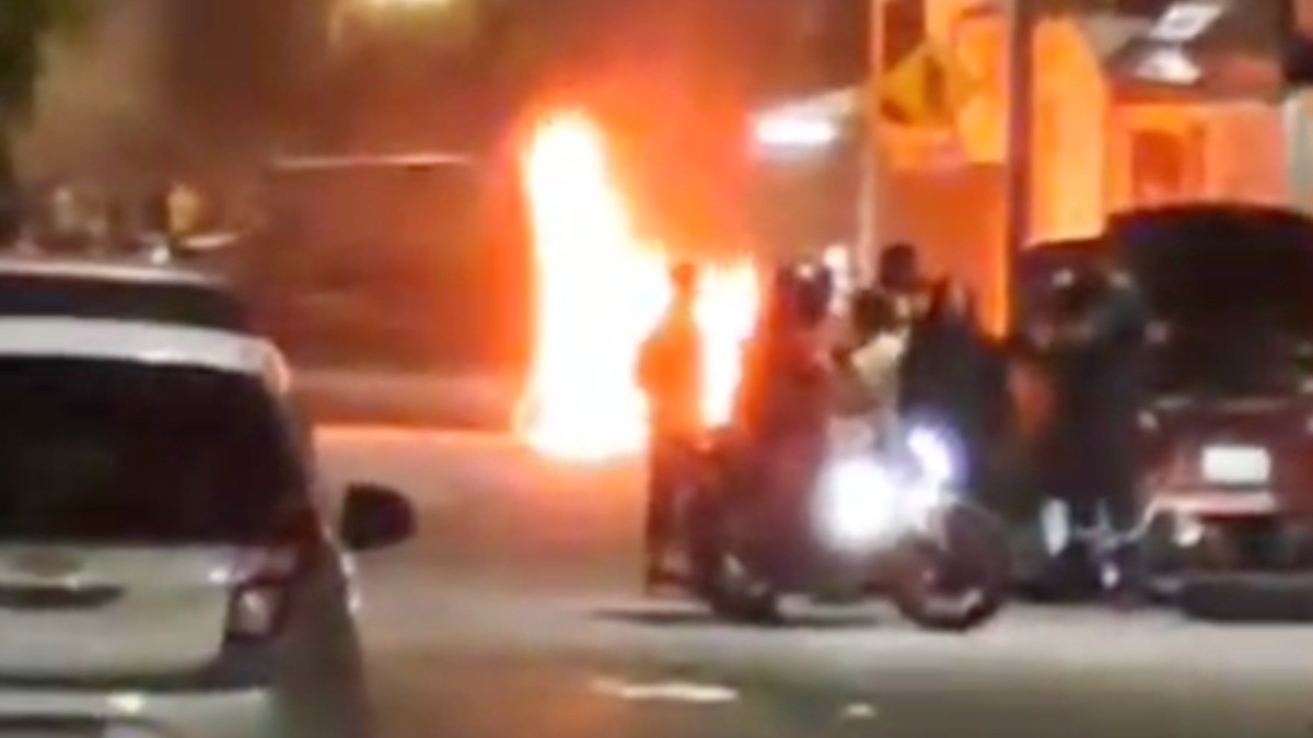 VIDEO ¡Se armó la campal! Empezaron los golpes, pedradas y todo terminó con un incendio