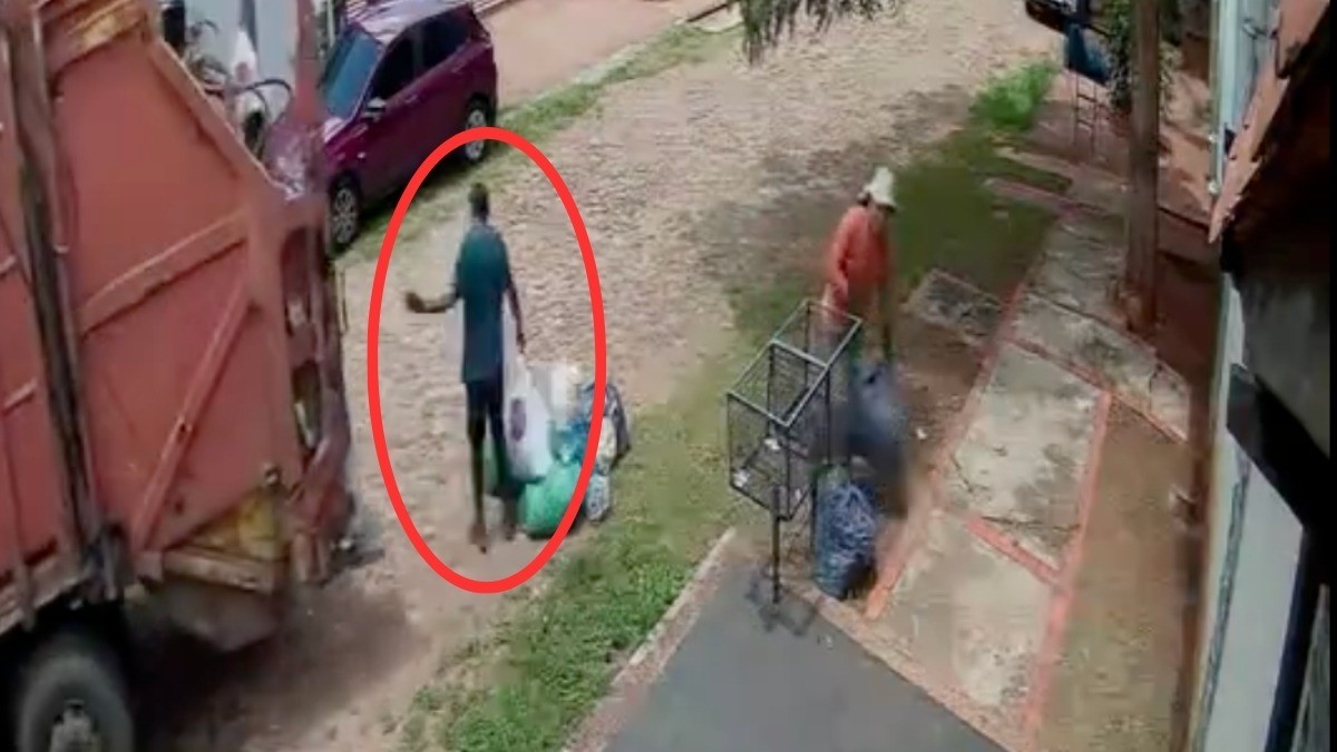VIDEO Recolector de basura es atropellado por su propio camión mientras aventaba bolsas