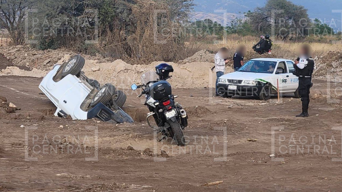 ¿Cómo llegó ahí? Presunta camioneta oficial vuelca en zona de obras en Héroes de León