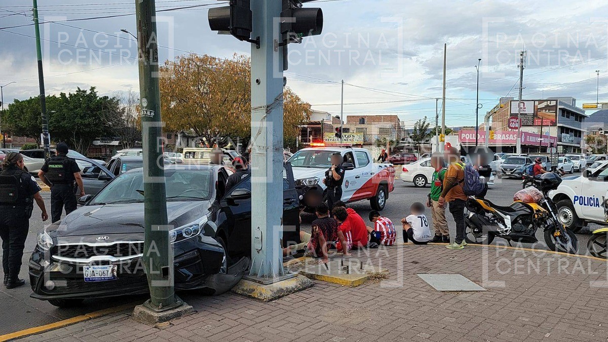 Caos vial en el cruce de Francisco Villa y Las Torres tras aparatoso choque en semáforo