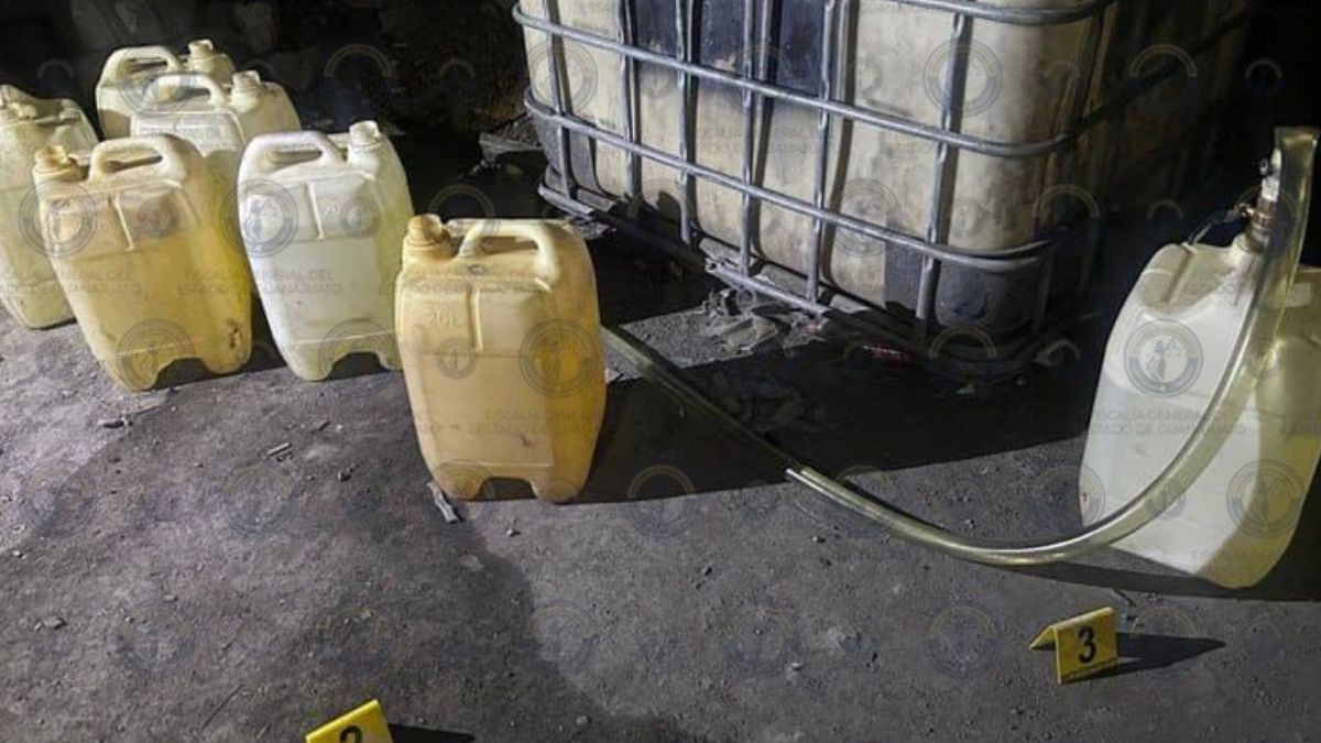 Durante cateo: Fiscalía asegura 600 litros de huachicol y droga 