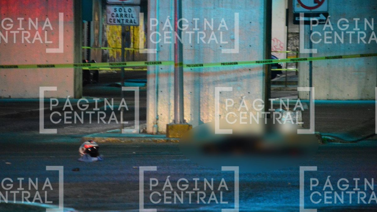 VIDEO Mujer rompió en llanto: Motociclista, de 16 años, muere tras chocar contra auto