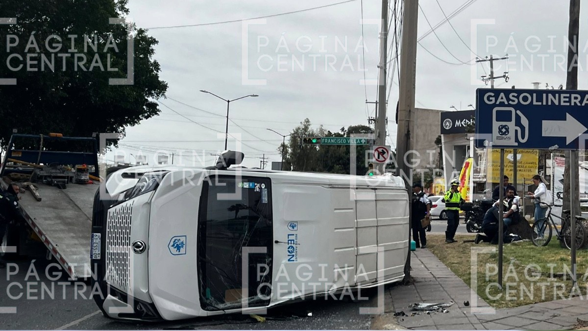 ¡Se voló el rojo! Choca contra ambulancia en Colonia El Tlacuache