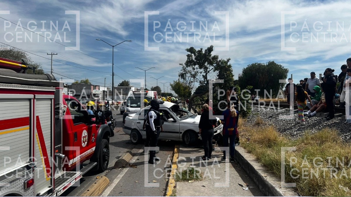 ¡Aparatoso accidente! Choca vehículo contra taxi, conductores quedan heridos