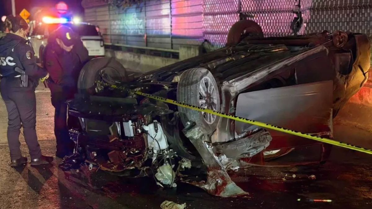 Esperaba el camión: Hombre muere al ser arrollado por auto a exceso de velocidad