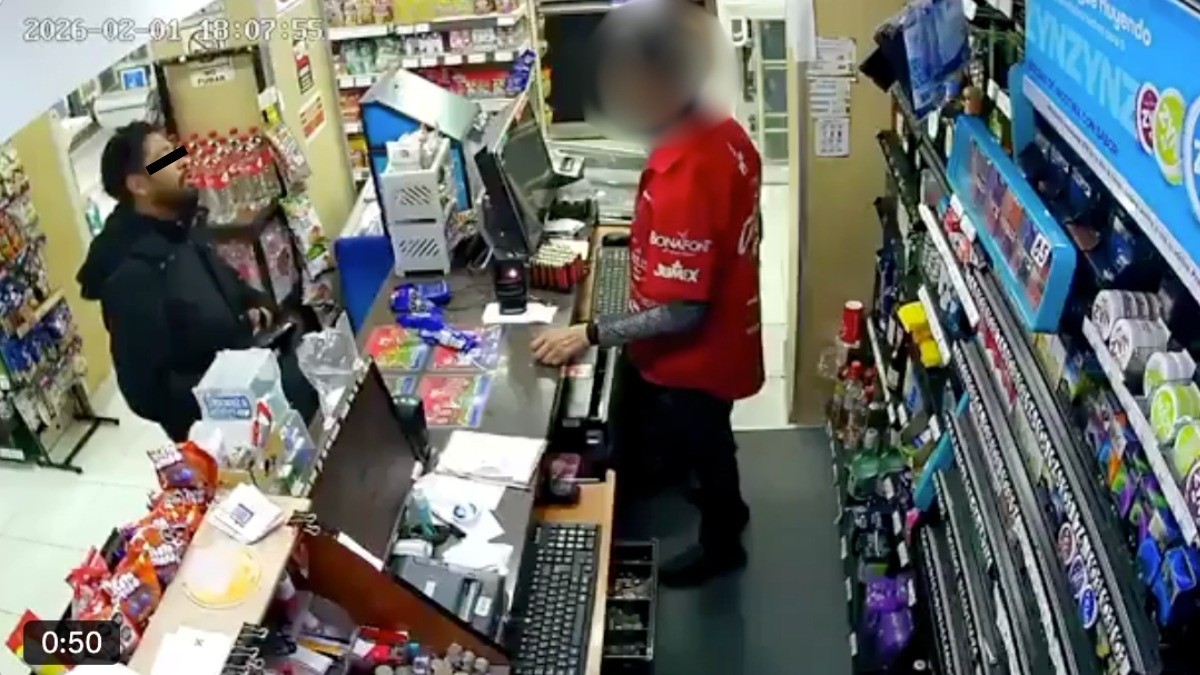 VIDEO “¡No la hagas de p...!“ Hombre amenaza a cajero y lo asalta a punta de pistola