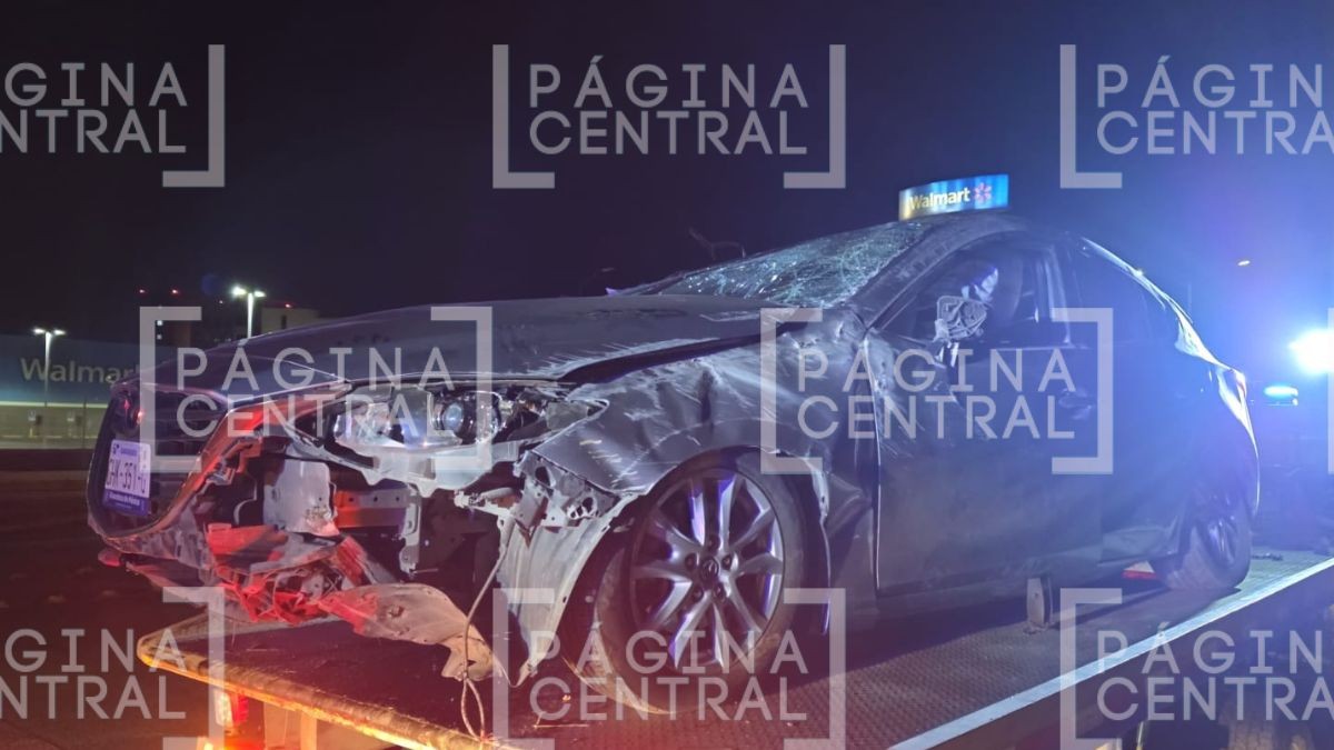 VIDEO Auto terminó destrozado: Conductor pierde el control, choca y termina volcado