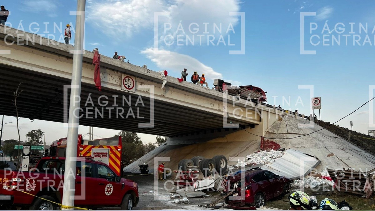 ¡Fatal accidente! Tráiler choca camioneta, caen de puente de la Maxipista y mueren dos