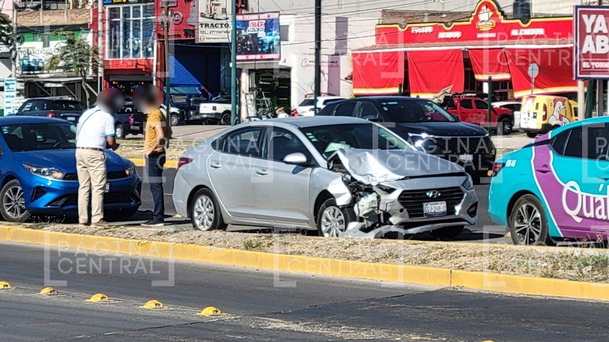 Fuerte choque en libramiento deja cuantiosos daños y caos vial; autos terminan destrozados