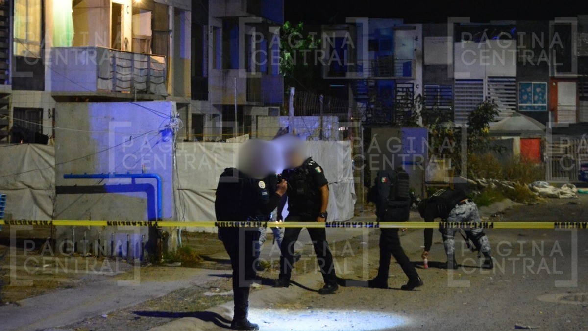 ¡Quedó tendido en la calle! Hombre estaba frente a departamentos cuando llegaron a balearlo