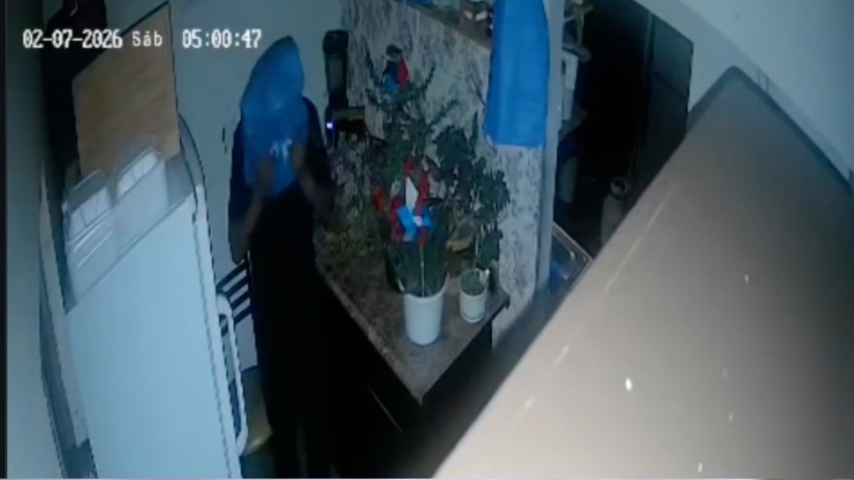 VIDEO ¿Nueva moda? Ladrón usa bolsa de basura para cubrir su identidad durante robo