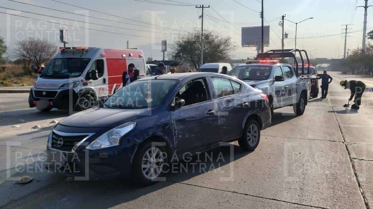 ¡Atorón en riachuelo! Vuelca auto cuando conductor iba a tomar la lateral de Las Torres