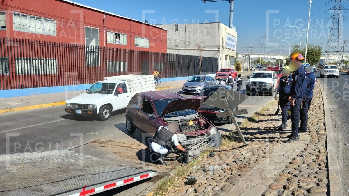 ¡Con todo! Chevy choca con señalética y casi se vuelca