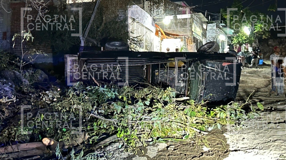 Volcadura en Lomas de Medina: Camioneta cargada de maleza termina de costado y se incendia