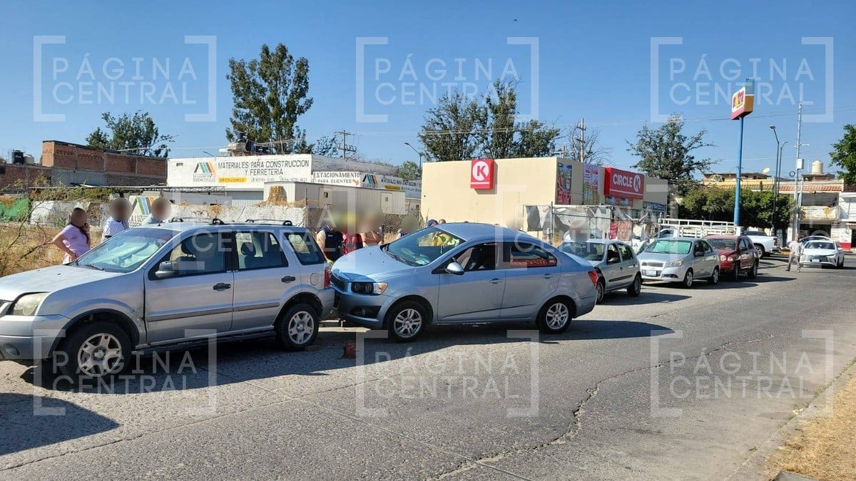 Caos en el Barrio de Guadalupe; Pierde el control de su auto y ocasiona carambola