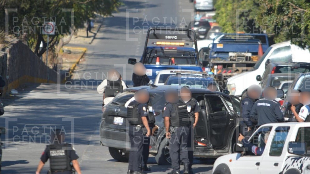 ¡De película! Camioneta robada desata persecución por varias colonias de León, detienen a 3