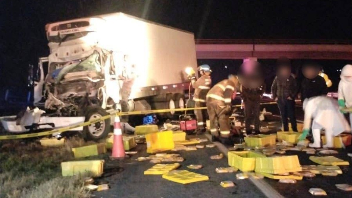 ¡Choque frontal entre dos tráileres! Trailero muere prensado tras el impacto
