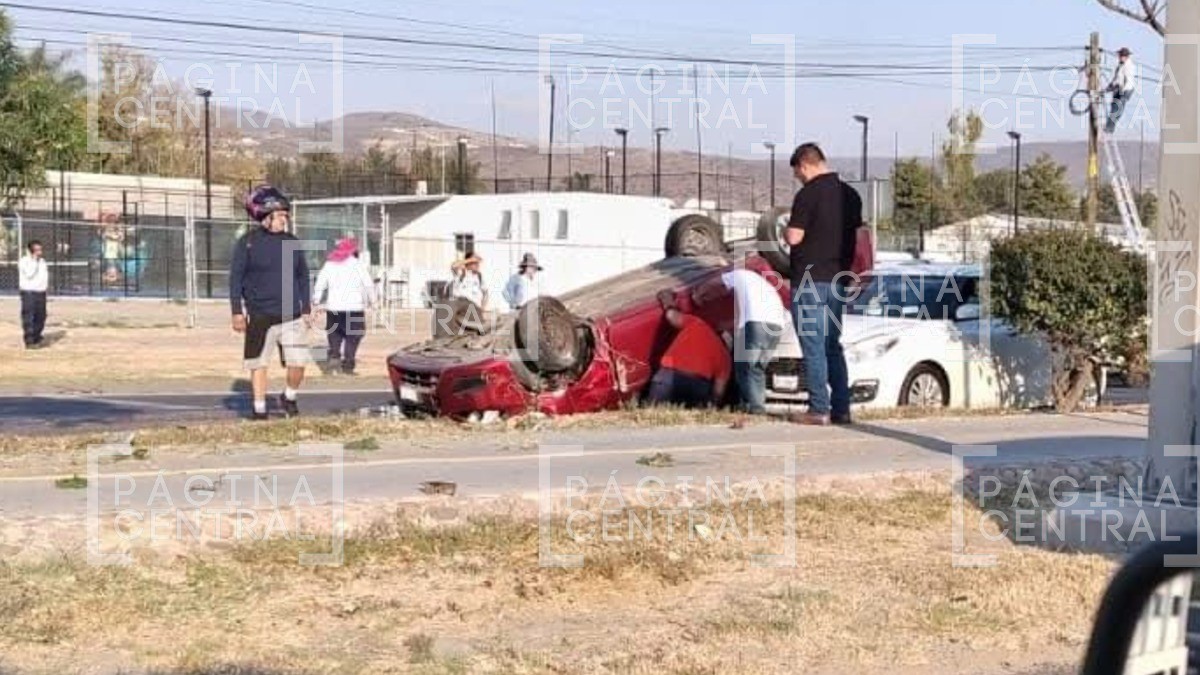 Vuelca tras fuerte choque en Los Naranjos; ¡termina con las llantas hacia arriba!