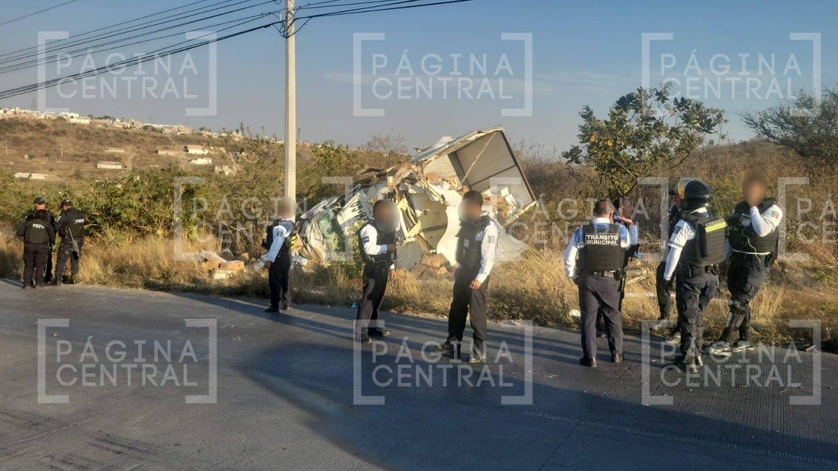 ¡Caos vial en Las Joyas! Chofer se queda sin frenos y vuelca para evitar tragedia