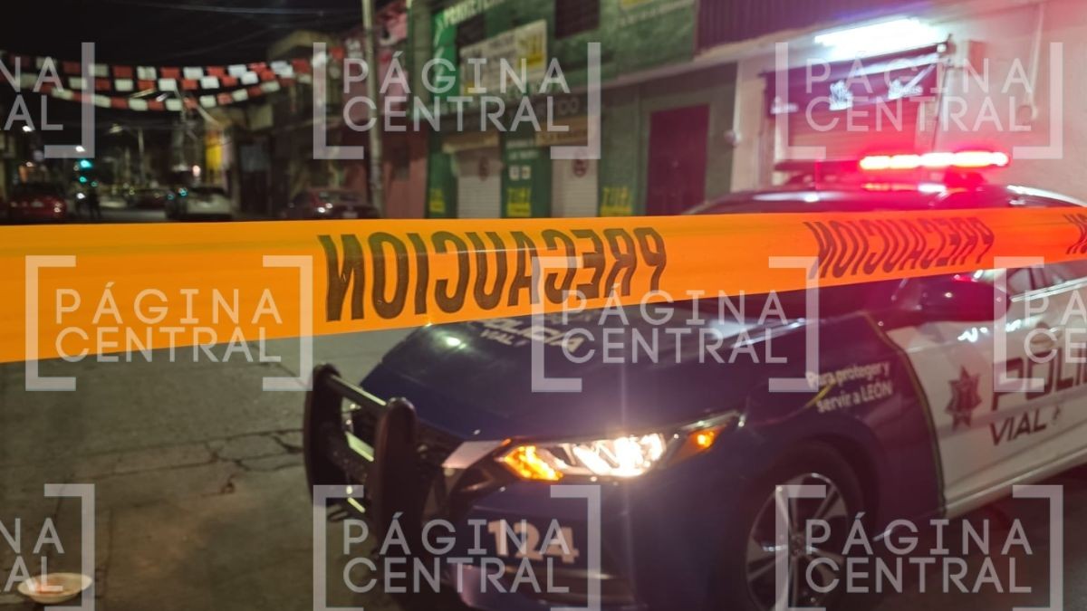 VIDEO Hacía ‘caballitos’: Muere motociclista tras chocar contra auto estacionado 