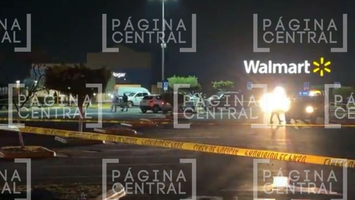 Estaba en su auto: Ejecutan a hombre en estacionamiento de plaza comercial 