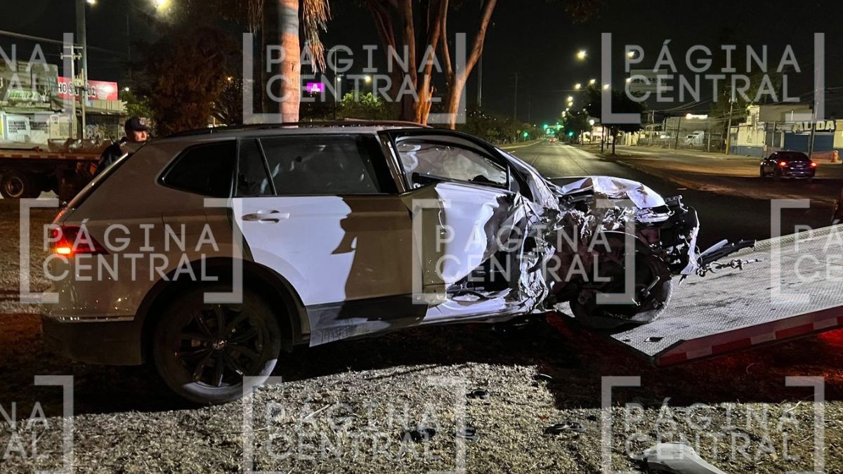 Termina volcado: Auto pierde el control y choca; hay 4 lesionados, entre ellos menores 