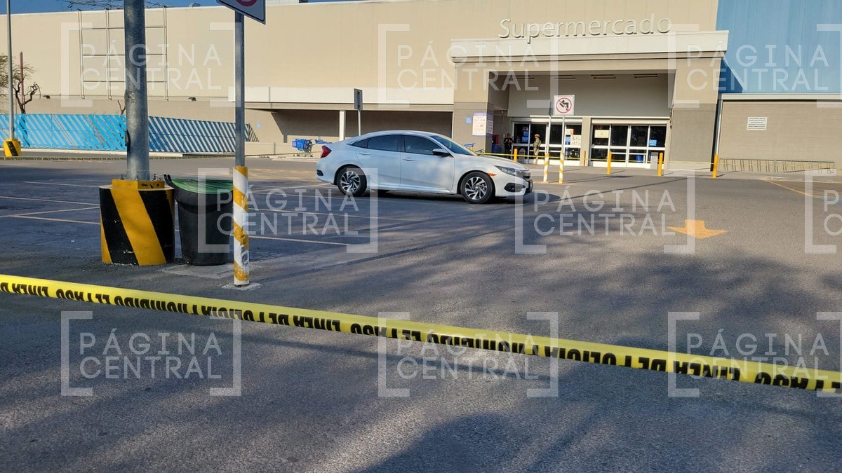 Balean a hombre que subía el mandado afuera de Walmart; fue a pedir ayuda a su hijo