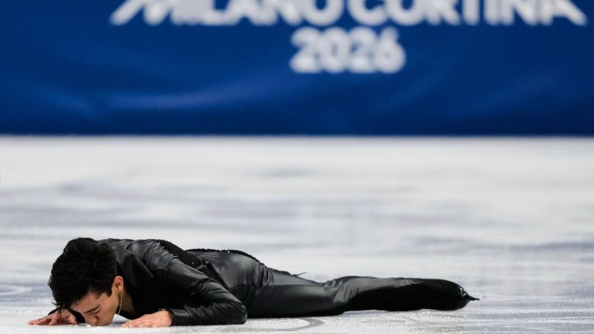 VIDEO Donovan Carrillo cautiva al ritmo de Elvis Presley y besa el hielo olímpico