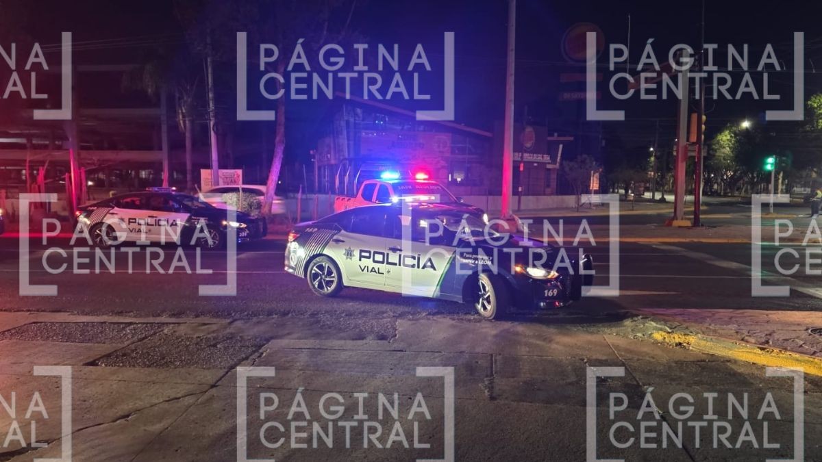 VIDEO Un vehículo quedó destrozado: Sufren fuerte choque en pleno bulevar en León