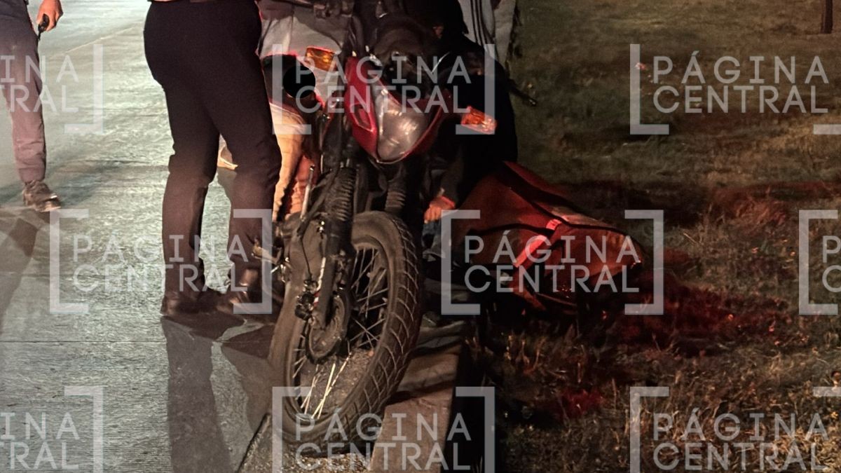 VIDEO Conductor huyó: Pareja regresaba a casa en su moto cuando son embestidos 