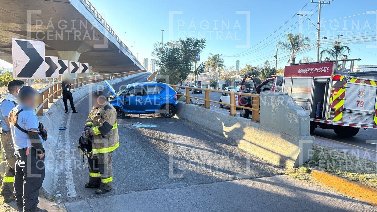 Joven se salva de milagro tras aparatosa volcadura en el Libramiento Morelos