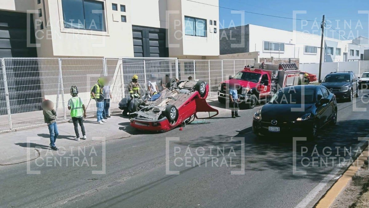 Vuelca en San Juan Bosco; queda atrapado en su auto; terminó con las llantas hacia arriba