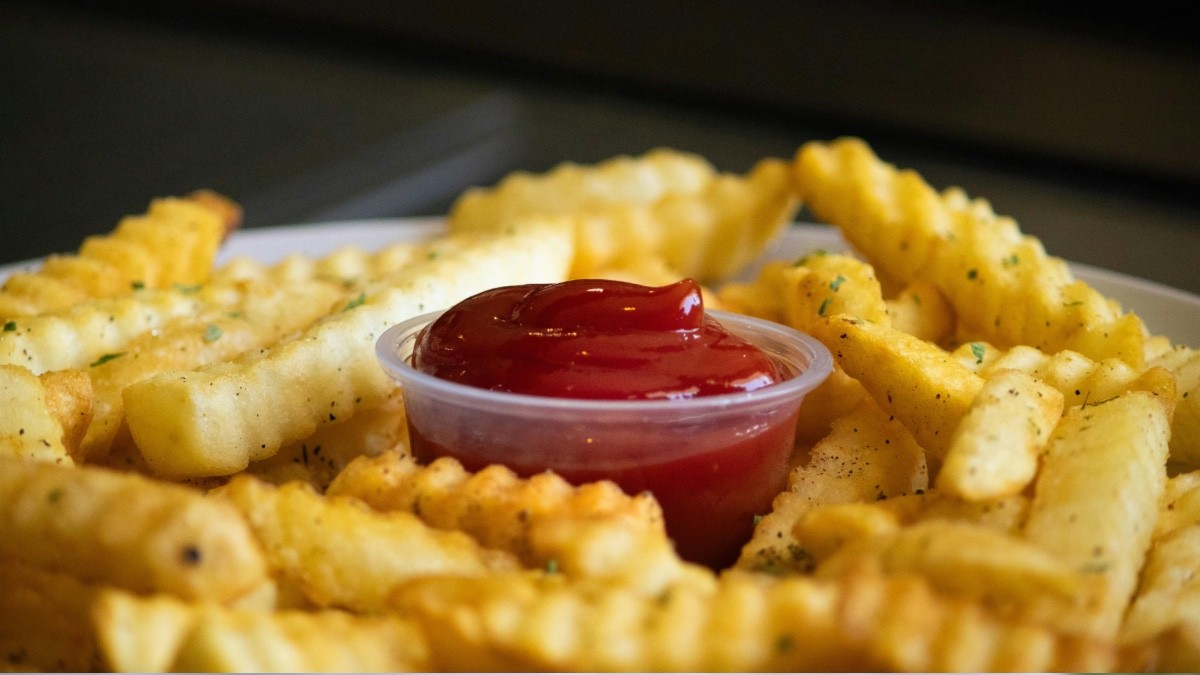 ¡Lo mató por unas papas! Joven asesina a su amigo por comida