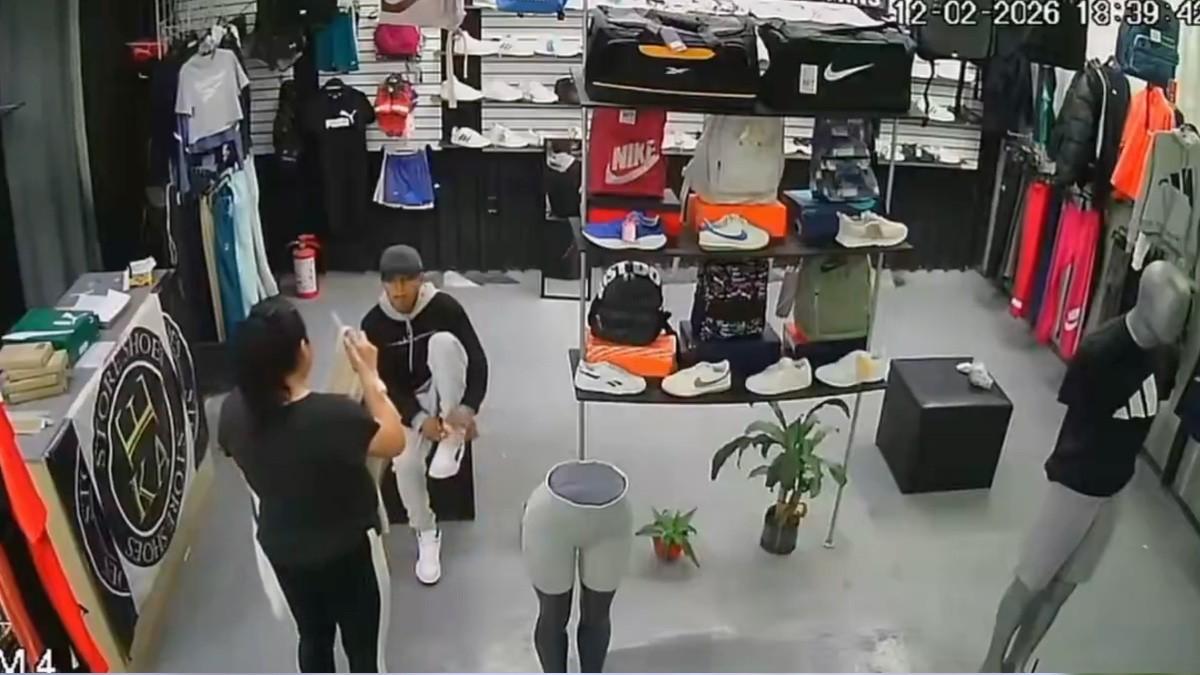 VIDEO ¡Estrena ladrón! Finge ser cliente para probarse unos tenis y huir con ellos