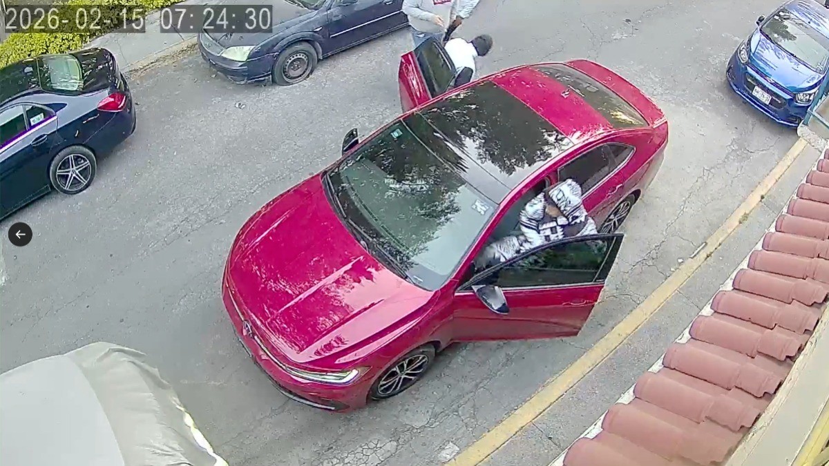 VIDEO “¡Bajen a la niña!“ Ladrones se roban un auto; había una menor a bordo