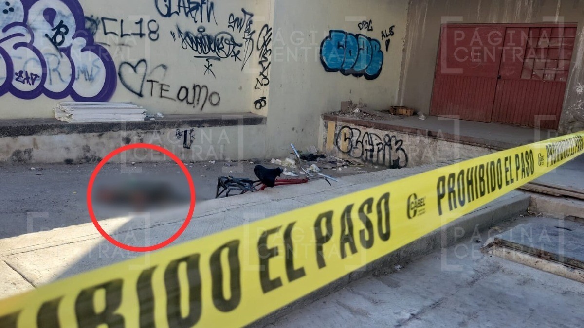 ¡Trágico! Abuelito ciclista pierde el control y cae por rampa; muere al pegarse en la cabeza