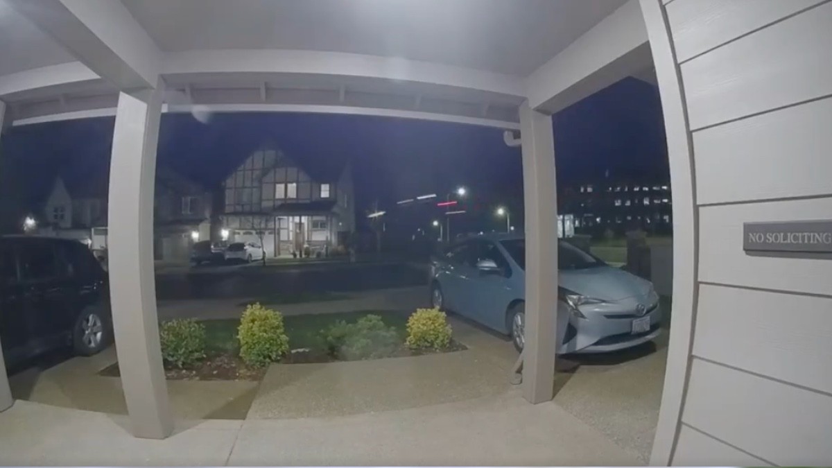 VIDEO ¡Impresionante! Camioneta sale volando y se estrella contra casa