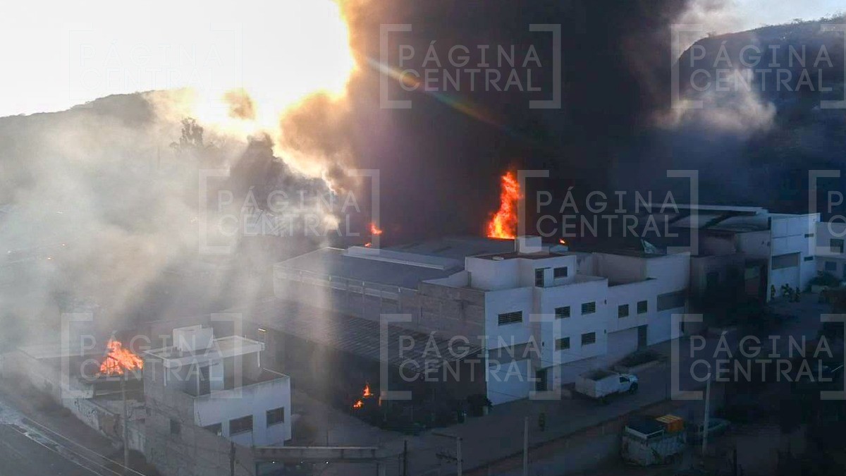 Arde fábrica de pegamentos en Torres Landa; reportan tráfico colapsado