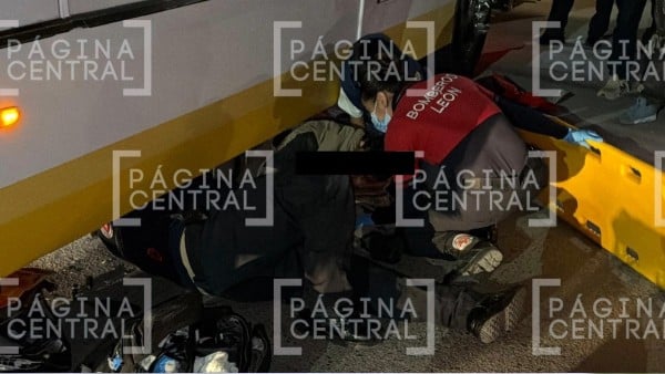 VIDEO ¡Quedaron bajo las llantas! Camión se llevó a pareja de motociclistas en La Ermita