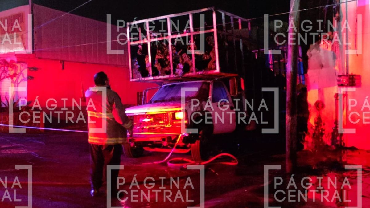 VIDEO En plena carretera: Camioneta se incendia y provoca daños en cableado eléctrico