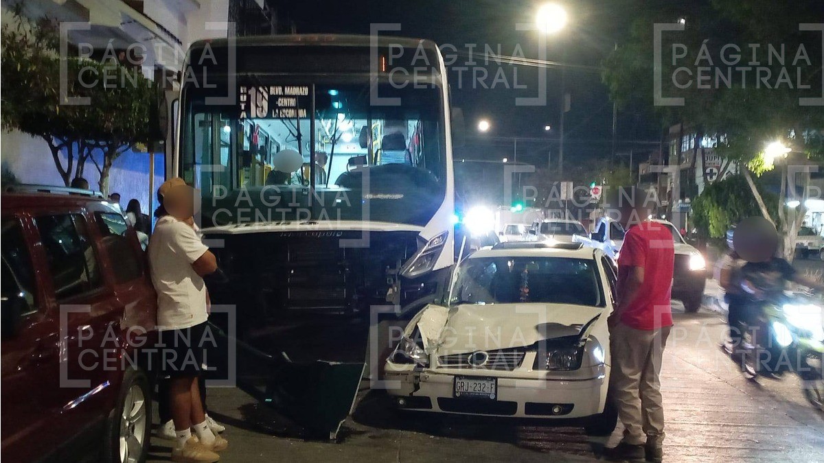 Choque entre transporte público y auto deja un herido y caos vial en El Coecillo