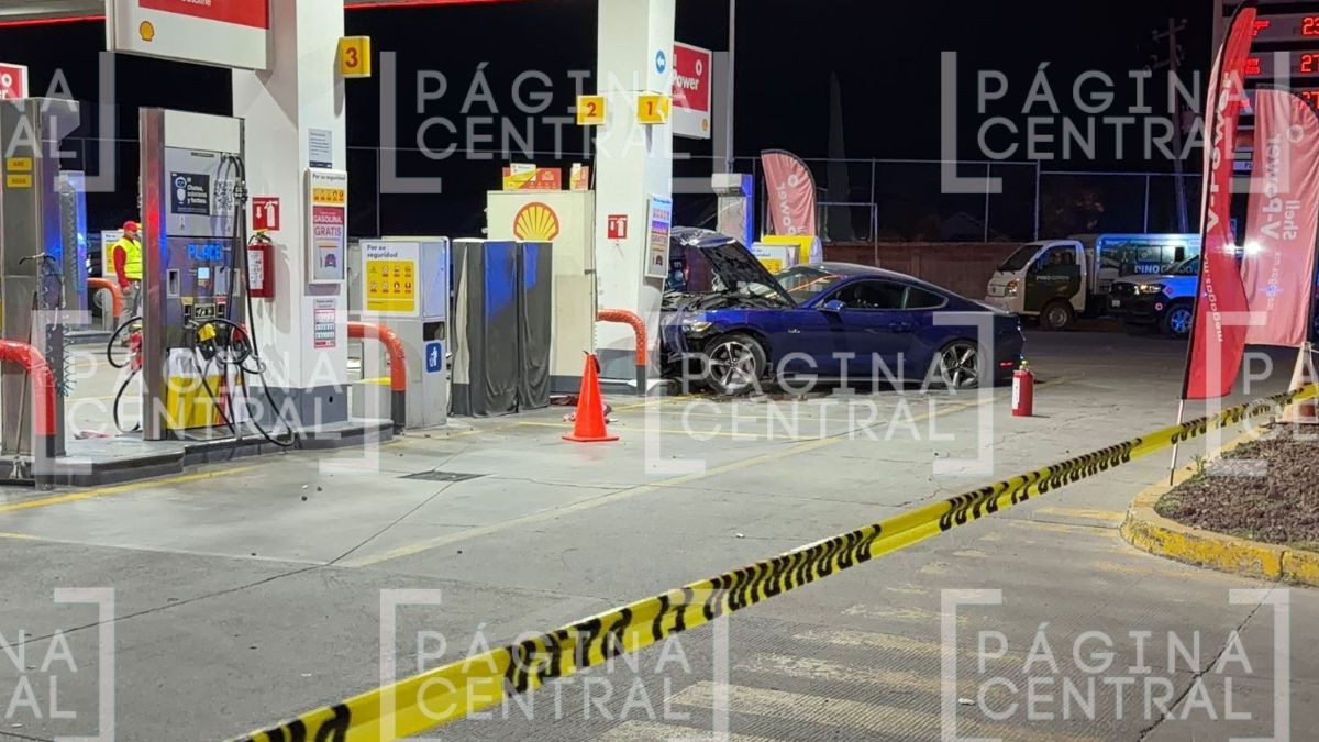 VIDEO Pánico en gasolinera: Mustang pierde el control y choca contra bomba