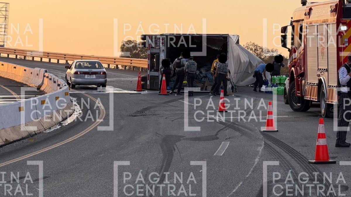 Chofer quedó atrapado: Vuelca tráiler cargado con detergente en plena carretera