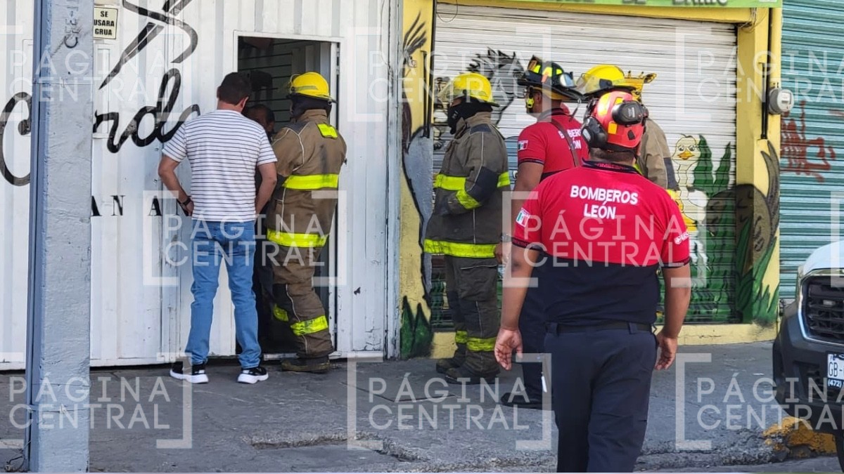 ¡Densa columna de humo! Incendio en local del Coecillo