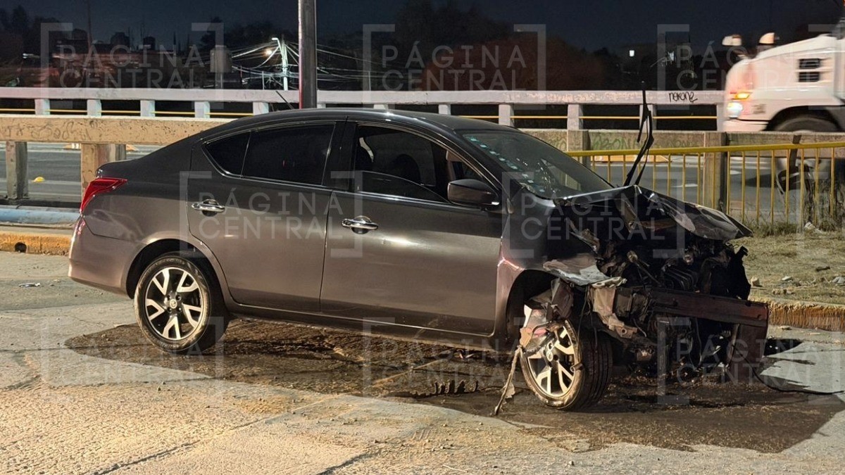 ¡Encontronazo! Conductor se va contra muro de puente del Malecón y destroza su auto