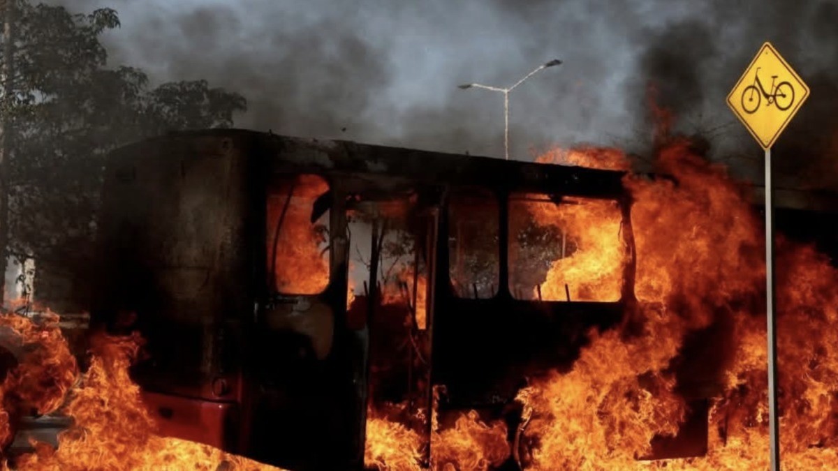 Despojaron a 90 guanajuatenses de camiones en carretera e incendiaron los vehículos