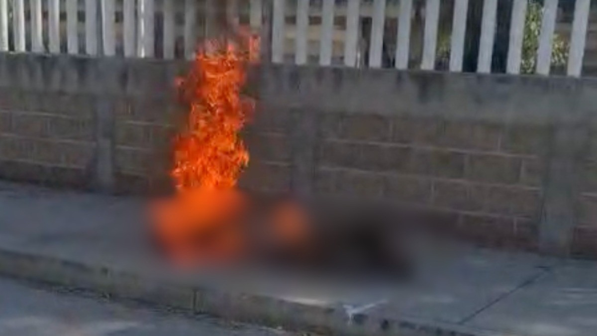 VIDEO ¡Hombre se quema! En una mano tenía un cigarro y en la otra una bolsa de gasolina