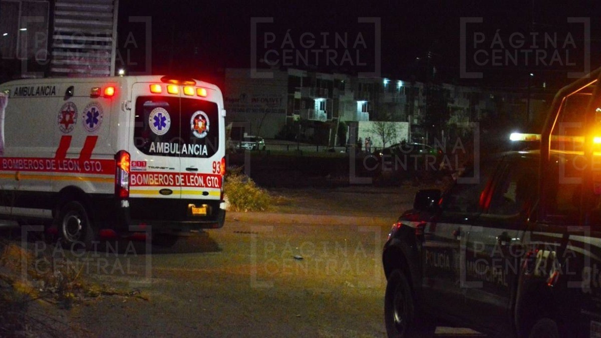 Intentaba cruzar en la Media Luna, pero un auto lo embistió y lo aventó varios metros