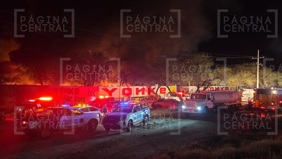 Caos en Libramiento Sur; incendio consume yonke y provoca múltiples explosiones